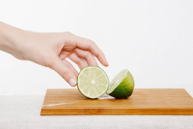 Kız sebze ve meyve bıçakla keser. Sebze ve meyve yağmur. Meyve ve sebze kesme.