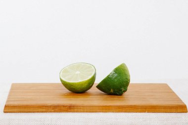 Kız sebze ve meyve bıçakla keser. Sebze ve meyve yağmur. Meyve ve sebze kesme.