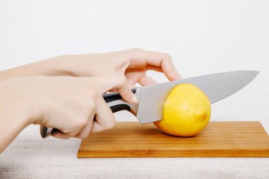 Kız sebze ve meyve bıçakla keser. Sebze ve meyve yağmur. Meyve ve sebze kesme.