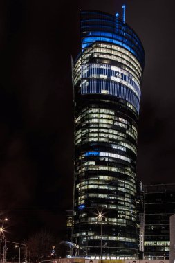 Varşova Spire. Yüksek katlı bina. Merkezi Varşova gece şehir. İş Merkezi. Warszawa. Polonya. Polska.