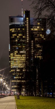 Yüksek katlı bina. Merkezi Varşova gece şehir. İş Merkezi. Warszawa. Polonya. Polska.