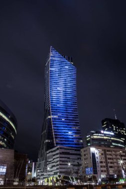Yüksek katlı bina. Merkezi Varşova gece şehir. İş Merkezi. Warszawa. Polonya. Polska. Zlota 44