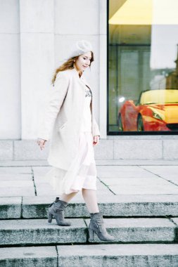 Güzel Fransız şehir sokaklarında. Kız şehir etrafında yürür. Erken bir yürüyüş. Genç bir kadın telefon aracılığıyla konuşuyor ve sms gönderir.