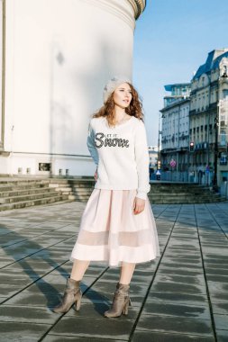 Güzel Fransız şehir sokaklarında. Kız şehir etrafında yürür. Erken bir yürüyüş. Genç bir kadın telefon aracılığıyla konuşuyor ve sms gönderir.