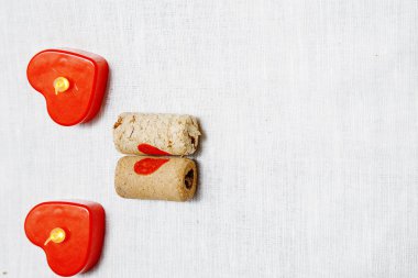 Sevgililer günü. Kırmızı gül masada ve ağırlık. kalp ve şarap fişler. dünya içinde ağırlık. Aşk mektubu. kırmızı şarap.