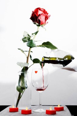 Sevgililer günü. Kırmızı gül masada ve ağırlık. kalp ve şarap fişler. dünya içinde ağırlık. Aşk mektubu. kırmızı şarap.