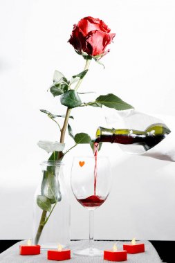Sevgililer günü. Kırmızı gül masada ve ağırlık. kalp ve şarap fişler. dünya içinde ağırlık. Aşk mektubu. kırmızı şarap.