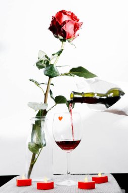 Sevgililer günü. Kırmızı gül masada ve ağırlık. kalp ve şarap fişler. dünya içinde ağırlık. Aşk mektubu. kırmızı şarap.