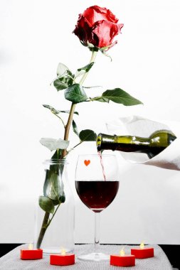 Sevgililer günü. Kırmızı gül masada ve ağırlık. kalp ve şarap fişler. dünya içinde ağırlık. Aşk mektubu. kırmızı şarap.