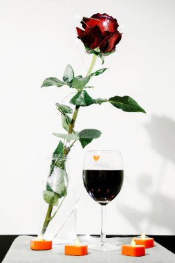 Sevgililer günü. Kırmızı gül masada ve ağırlık. kalp ve şarap fişler. dünya içinde ağırlık. Aşk mektubu. kırmızı şarap.