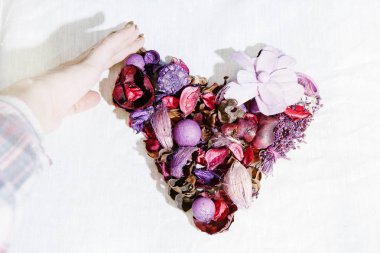 Sevgililer günü. Kırmızı gül masada ve ağırlık. kalp ve şarap fişler. dünya içinde ağırlık. Aşk mektubu. kırmızı şarap.