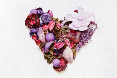 Sevgililer günü. Kırmızı gül masada ve ağırlık. kalp ve şarap fişler. dünya içinde ağırlık. Aşk mektubu. kırmızı şarap.