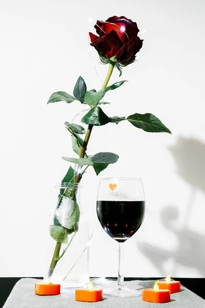 Aftelkalender Voor Valentijnsdag Rode Roos Tafel Het Gewicht Hart Wijn — Stockfoto