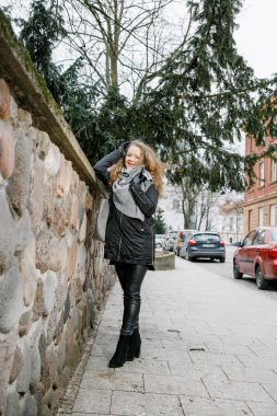 Eski şehri dolaş. Genç bir kadın seyahat ediyor. Varşova 'daki Pazar Meydanı. Kıvırcık kız şehrin sokaklarında yürüyor.