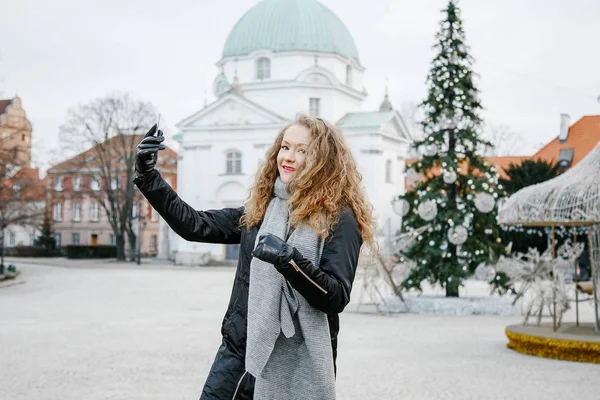 Podróż Starym Mieście Młoda Kobieta Podróżuje Rynek Warszawie Kręcone Dziewczyny — Zdjęcie stockowe