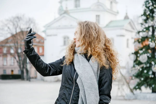 旧市街を旅してください 若い女性が旅をする ワルシャワのマーケットスクエア かわいい女の子は街の通りを歩いています ポーランド — ストック写真