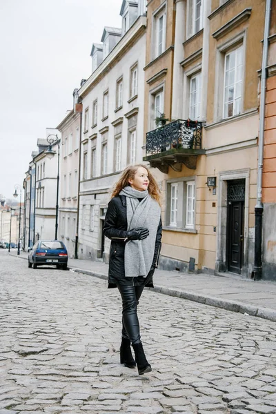 Podróż Starym Mieście Młoda Kobieta Podróżuje Rynek Warszawie Kręcone Dziewczyny — Zdjęcie stockowe