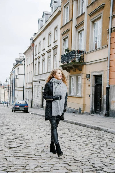 旧市街を旅してください 若い女性が旅をする ワルシャワのマーケットスクエア かわいい女の子は街の通りを歩いています ポーランド — ストック写真