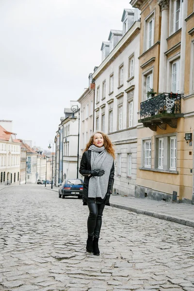 Podróż po starym mieście. Młoda kobieta podróżuje. Rynek w Warszawie. Kręcone dziewczyny spaceruje ulicami miasta. — Zdjęcie stockowe