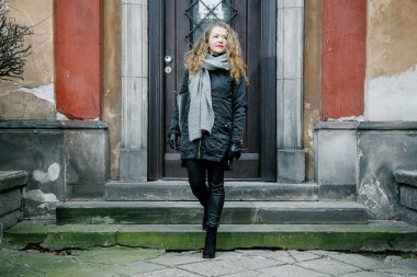 Eski şehri dolaş. Genç bir kadın seyahat ediyor. Varşova 'daki Pazar Meydanı. Kıvırcık kız şehrin sokaklarında yürüyor.