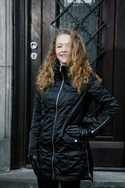 Eski şehri dolaş. Genç bir kadın seyahat ediyor. Varşova 'daki Pazar Meydanı. Kıvırcık kız şehrin sokaklarında yürüyor.