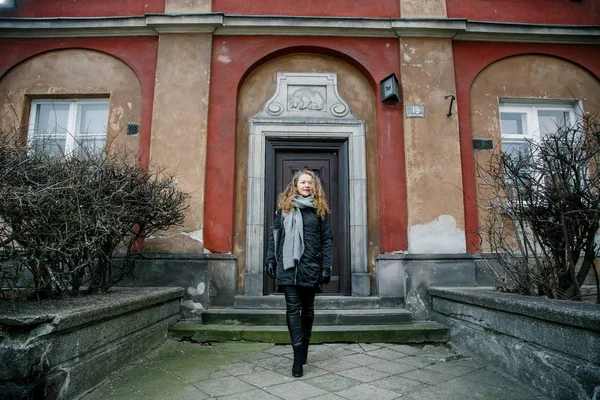 Viajar por la ciudad vieja. una mujer joven viaja. Plaza del Mercado en Warsaw. chica rizada camina por las calles de la ciudad . — Foto de Stock