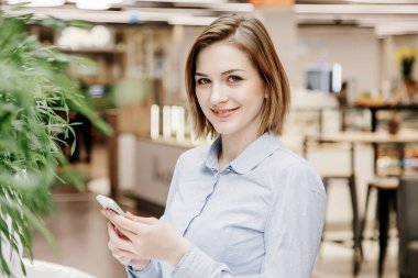 Telefon aracılığıyla bahseden bir genç kadın. Kız masada oturuyor ve bir sipariş yapar. İş kadını
