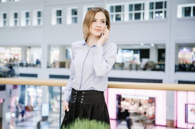 Telefon aracılığıyla bahseden bir genç kadın. Kız masada oturuyor ve bir sipariş yapar. İş kadını