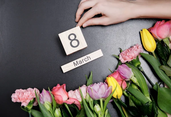 Färgade blommor på en svart bakgrund. Mars, 8 — Stockfoto