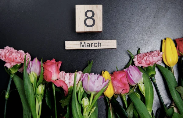 Fleurs colorées sur un fond noir. 8 mars — Photo