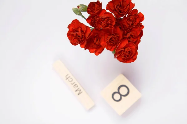 L'inscription du 8 mars avec des fleurs rouges sur fond blanc — Photo