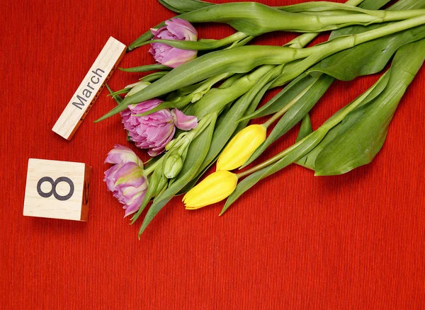 L'inscription du 8 mars avec des fleurs sur fond rouge — Photo