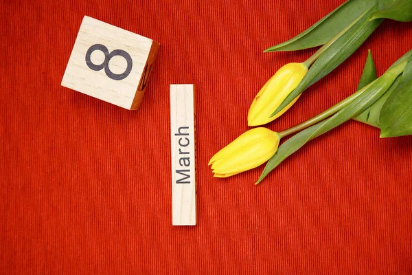 Inskriptionen på 8 mars med blommor på en röd bakgrund — Stockfoto