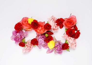 8 Mart tatil. Origami kağıt çiçekler ile tebrik kartı. Mutlu Dünya Kadınlar Günü.