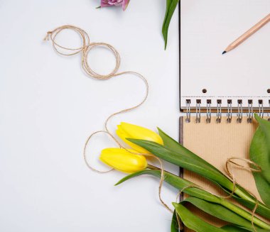 Mart kartı - Şeftali güller çerçeveli 8 Mart tarihi ile takvim üzerinde.