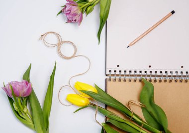 Mart kartı - Şeftali güller çerçeveli 8 Mart tarihi ile takvim üzerinde.