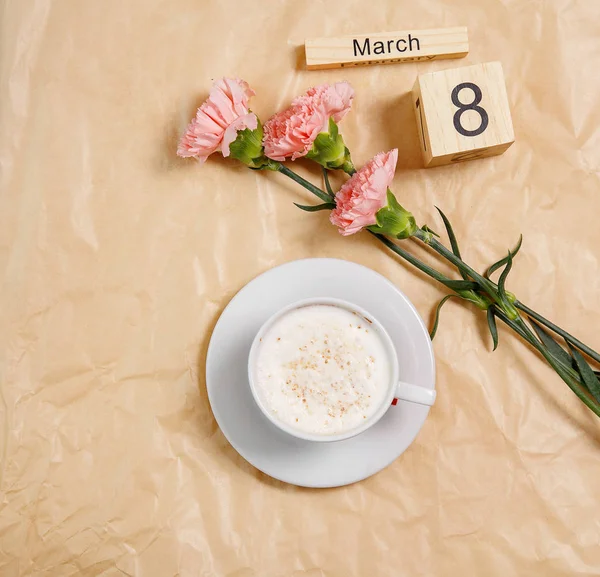 Une tasse de café, des fleurs et une enveloppe — Photo