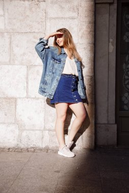 Krakow için seyahat. Kız gitti ve şehir ve onun sokakları fotoğraflar. Krakow, Polonya Avrupa bir şehirdir. Belgili tanımlık çarşı ortasında ve eski şehrin genç bir Bayan.