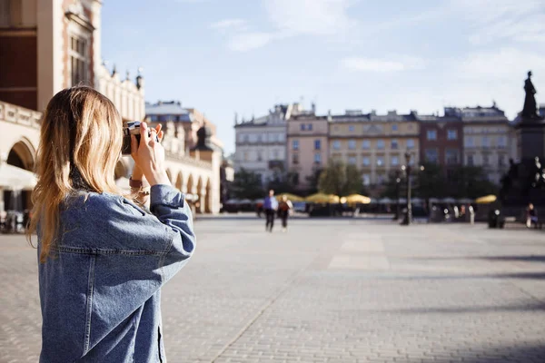 Podróż Krakowa Dziewczyna Jedzie Fotografie Miasta Jego Ulice Kraków Jest — Zdjęcie stockowe