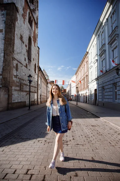 Cestování do Krakova. Dívka se cestuje a fotografie města a jeho ulice. Krakov je Evropské město v Polsku. Mladá dáma ve středu na trhu a ve starém městě. — Stock fotografie