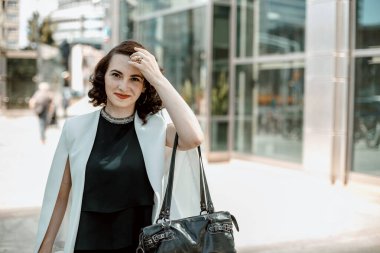 iş seyahati iş kadını. Büyük şehirde bir bavul ile şık kız. İş Tatili. İş gezisi. Varşova