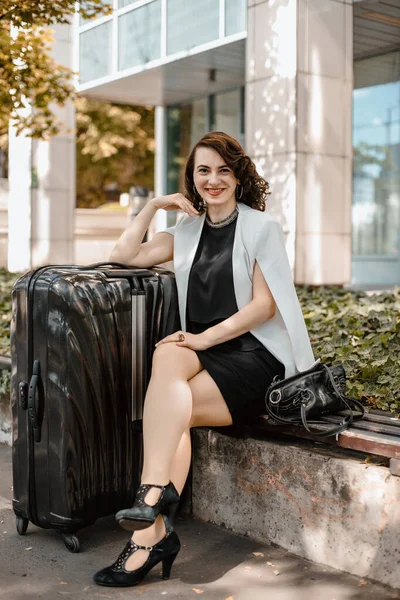 Business travel business woman. Stylish girl with a suitcase in the big city. Business Vacation. Business trip. Warsaw — Stock Photo, Image