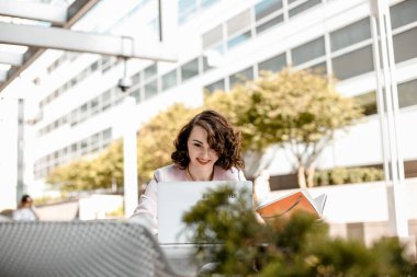 Gazete okuyan şık bir kadın. Not defteriyle başarılı bir kız. İş kadını. Not defteri olan şık bir kız. Hanımefendi gülümsüyor..