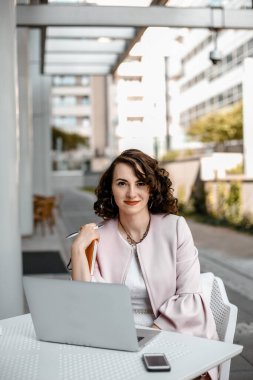 Gazete okuyan şık bir kadın. Not defteriyle başarılı bir kız. İş kadını. Not defteri olan şık bir kız. Hanımefendi gülümsüyor..