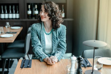 Lokantadaki şık kadın. Genç bayan şarabı seçiyor. Şaraplı restoran. Sommelier. Tatlandırıcı.