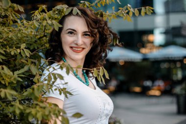 Genç kız bir bavulla Avrupa şehirlerini geziyor..