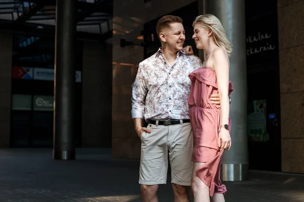 Couple amoureux marchant dans la ville. Le gars avec la fille à Varsovie. Relations romantiques. — Photo