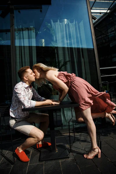 Amar casal andando na cidade. O cara com a menina em Varsóvia. Relação romântica. — Fotografia de Stock