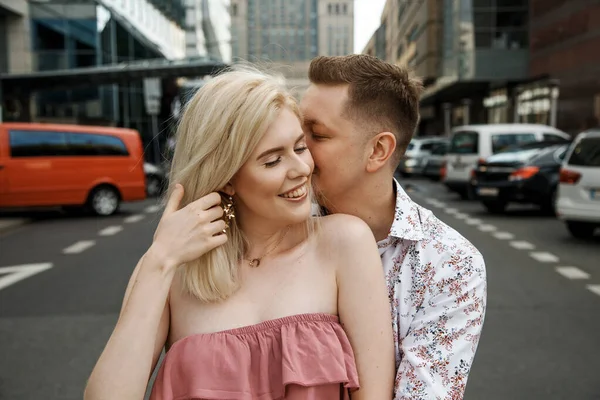 Couple amoureux marchant dans la ville. Le gars avec la fille à Varsovie. Relations romantiques. — Photo