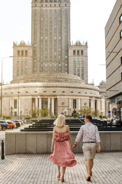 Alojamiento en pareja caminando por la ciudad. El tipo con la niña en Varsovia. Relaciones románticas. — Foto de Stock